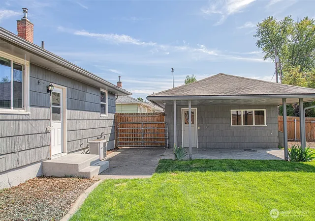 Photo 3 of Single family home for sale at 105 Francis Dr, Walla Walla, WA 99362 | MLS# NWM2583866 | Listing updated on 2026-09-24