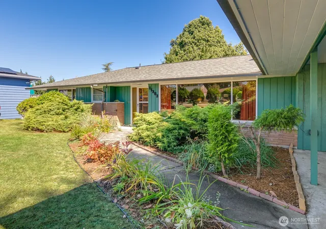 Photo 4 of Single family home for sale at 11303 1st Place W, Everett, WA 98204 | MLS# NWM2583885 | Listing updated on 2026-10-01