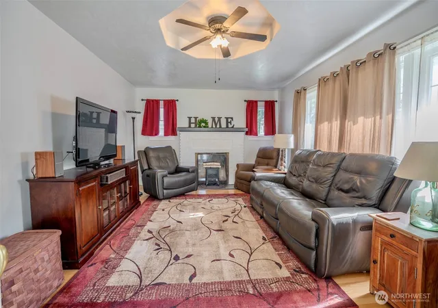 Photo 2 of Single family home for sale at 401 S 17th Avenue, Yakima, WA 98902 | MLS# NWM2583894 | Listing updated on 2026-09-30