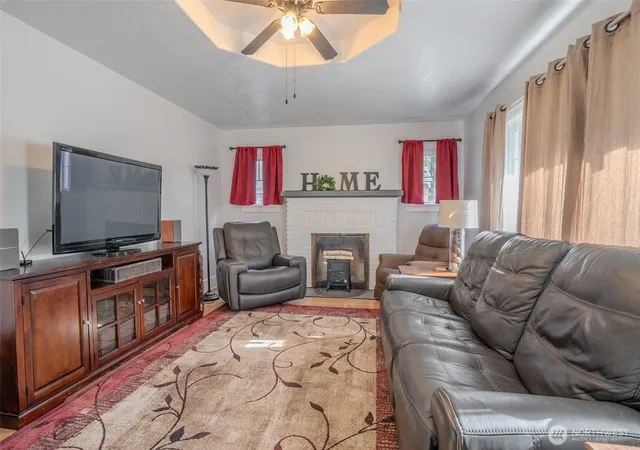 Photo 3 of Single family home for sale at 401 S 17th Avenue, Yakima, WA 98902 | MLS# NWM2583894 | Listing updated on 2026-09-30
