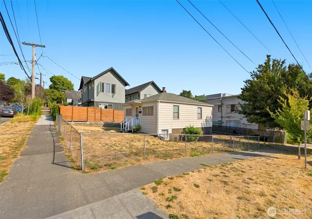 Photo 3 of Sale Pending at 1403 E Alder St, Seattle, WA 98122 | MLS# NWM2583937 | Listing updated on 2026-09-23