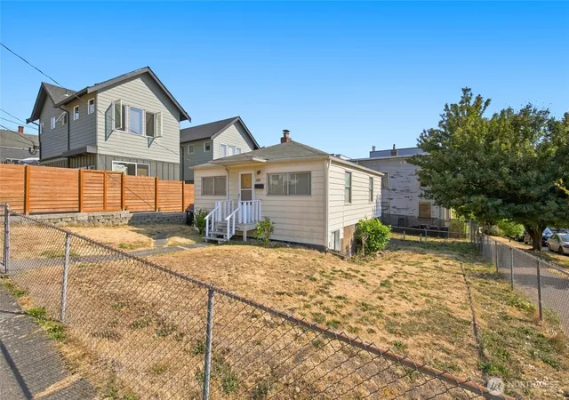 Photo 3 of Sale Pending at 1403 E Alder St, Seattle, WA 98122 | MLS# NWM2583937 | Listing updated on 2026-09-23