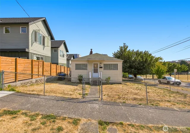 Photo 4 of Sale Pending at 1403 E Alder St, Seattle, WA 98122 | MLS# NWM2583937 | Listing updated on 2026-09-23