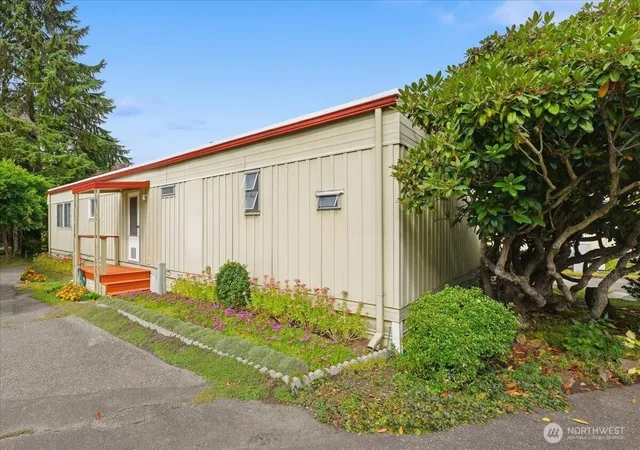 Photo 3 of Manufactured home for sale at 11330 E Riverside Dr #40, Bothell, WA 98011 | MLS# NWM2583961 | Listing updated on 2026-10-01