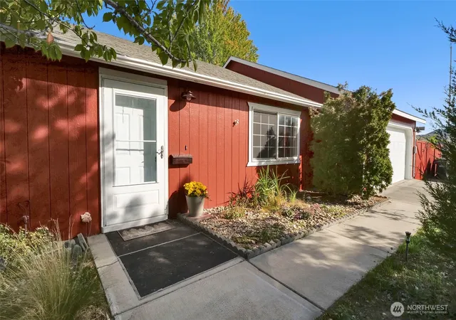 Photo 1 of Single family home for sale at 1720 Pirate Ln E, Moses Lake, WA 98837 | MLS# NWM2583991 | Listing updated on 2026-09-28