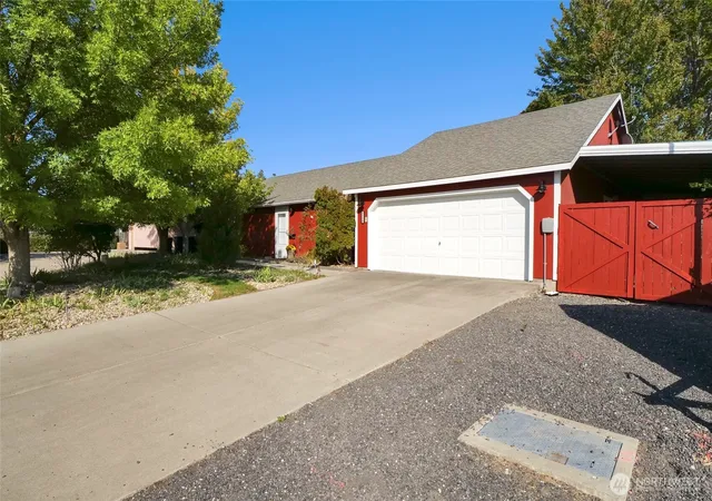 Photo 2 of Single family home for sale at 1720 Pirate Ln E, Moses Lake, WA 98837 | MLS# NWM2583991 | Listing updated on 2026-09-28