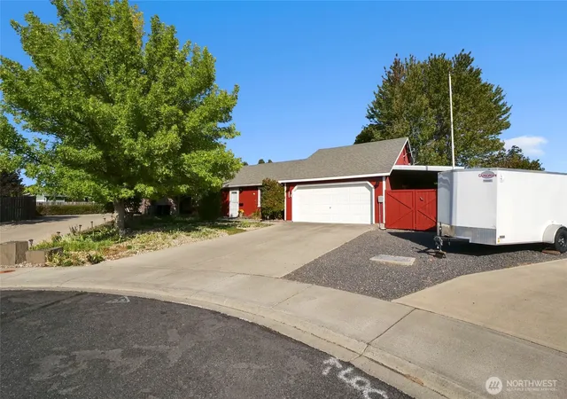 Photo 3 of Single family home for sale at 1720 Pirate Ln E, Moses Lake, WA 98837 | MLS# NWM2583991 | Listing updated on 2026-09-28