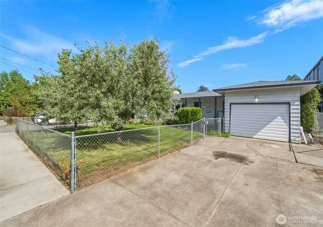 Photo 2 of Sale Pending at 415 S 4th Avenue, Walla Walla, WA 99362 | MLS# NWM2584009 | Listing updated on 2026-09-23