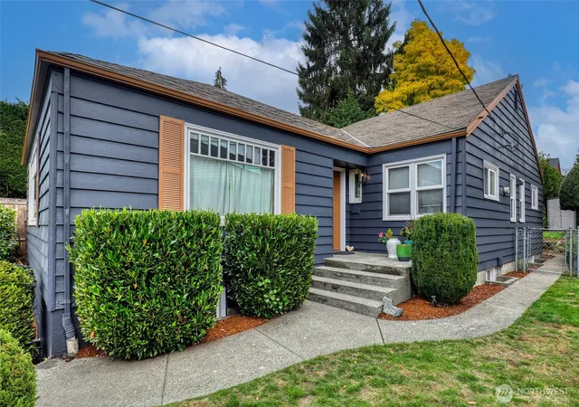 Photo 2 of Single family home for sale at 916 Harvard Ave E, Seattle, WA 98102 | MLS# NWM2584017 | Listing updated on 2026-09-19