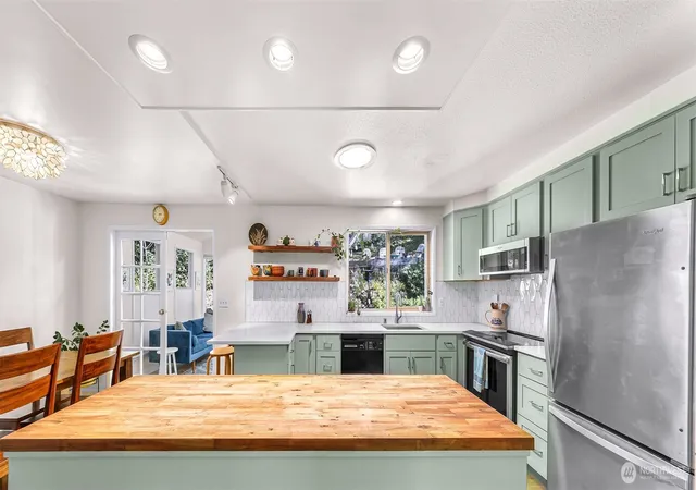 Photo 3 of Sale Pending at 24131 104th Avenue W, Edmonds, WA 98020 | MLS# NWM2584022 | Listing updated on 2026-09-26