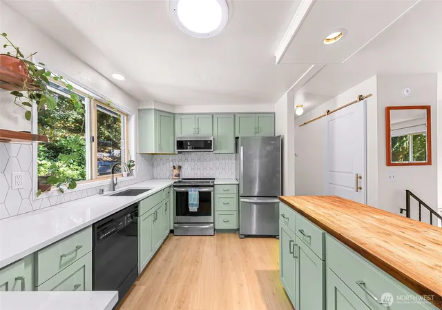 Photo 4 of Sale Pending at 24131 104th Avenue W, Edmonds, WA 98020 | MLS# NWM2584022 | Listing updated on 2026-09-26