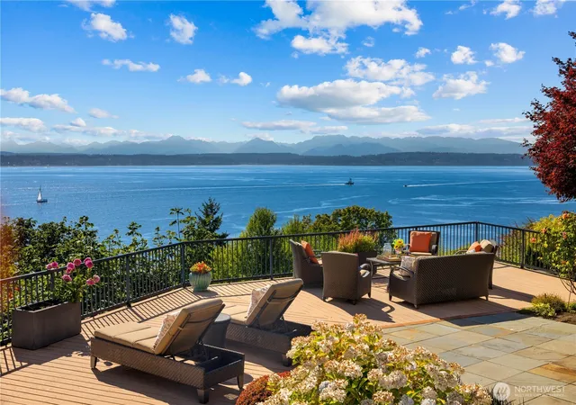 Photo 1 of Single family home for sale at 2555 Magnolia Blvd W, Seattle, WA 98199 | MLS# NWM2584027 | Listing updated on 2026-09-19