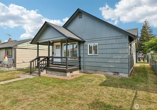 Photo 2 of Single family home for sale at 336 28th Avenue, Longview, WA 98632 | MLS# NWM2584031 | Listing updated on 2026-09-24