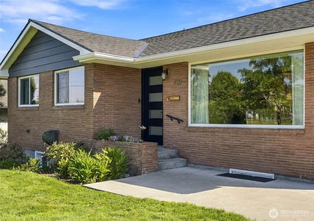 Photo 3 of Single family home for sale at 709 Colby Ave, Everett, WA 98201 | MLS# NWM2584047 | Listing updated on 2026-10-01
