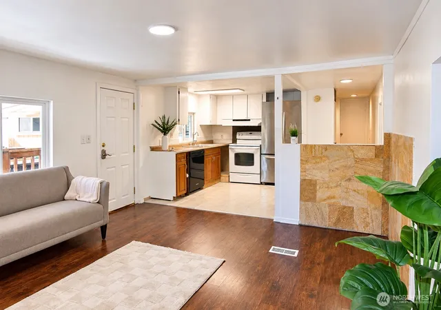 Photo 3 of Manufactured home for sale at 10515 Woodinville Dr #95, Bothell, WA 98011 | MLS# NWM2584058 | Listing updated on 2026-10-02
