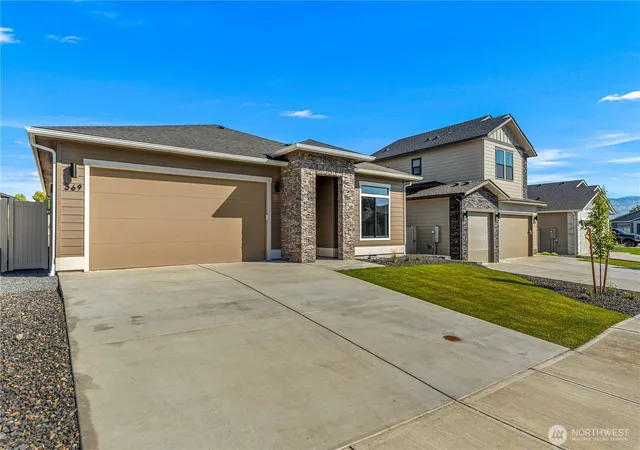 Photo 3 of Sale Pending at 569 S Oasis Loop, East Wenatchee, WA 98802 | MLS# NWM2584108 | Listing updated on 2026-09-28