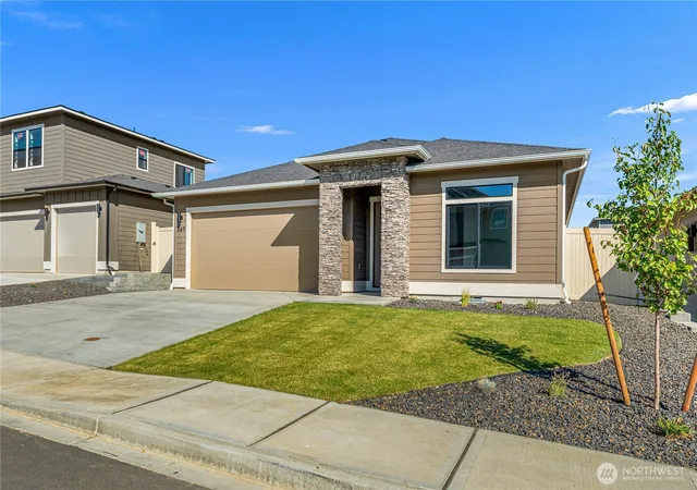 Photo 3 of Sale Pending at 569 S Oasis Loop, East Wenatchee, WA 98802 | MLS# NWM2584108 | Listing updated on 2026-09-28
