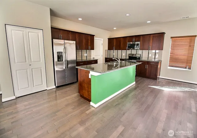 Photo 2 of Single family home for sale at 6321 Victoria Ave Se, Auburn, WA 98092 | MLS# NWM2584189 | Listing updated on 2026-09-21