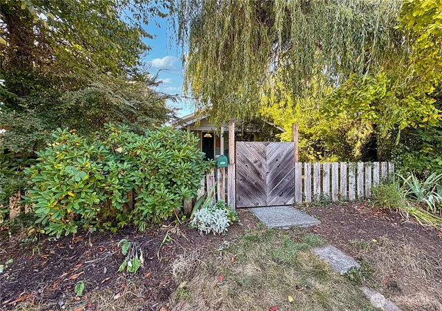 Photo 3 of Sale Pending at 403 Cushing St Nw, Olympia, WA 98502 | MLS# NWM2584208 | Listing updated on 2026-10-02