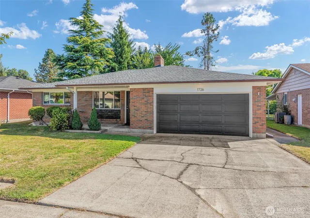 Photo 2 of Sale Pending at 1726 Susan Ave, Longview, WA 98632 | MLS# NWM2584231 | Listing updated on 2026-09-28