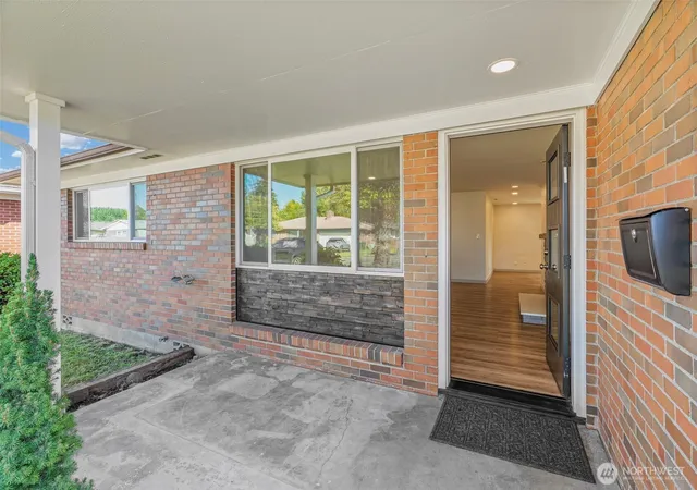 Photo 3 of Sale Pending at 1726 Susan Ave, Longview, WA 98632 | MLS# NWM2584231 | Listing updated on 2026-09-28
