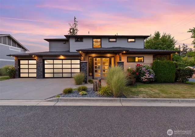Photo 2 of Single family home for sale at 4620 Seahurst Ave, Everett, WA 98203 | MLS# NWM2584236 | Listing updated on 2026-10-02