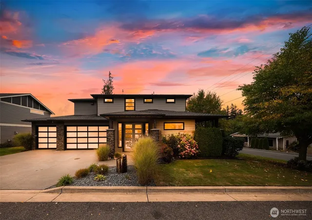 Photo 3 of Single family home for sale at 4620 Seahurst Ave, Everett, WA 98203 | MLS# NWM2584236 | Listing updated on 2026-10-02