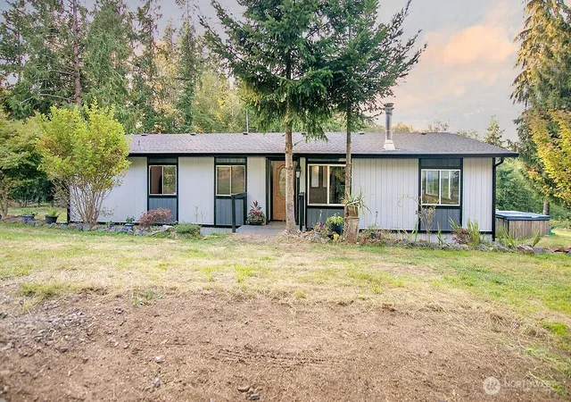 Manufactured home for sale at 2746 S Silver Lake Rd, Castle Rock, WA 98611 | MLS# NWM2584260