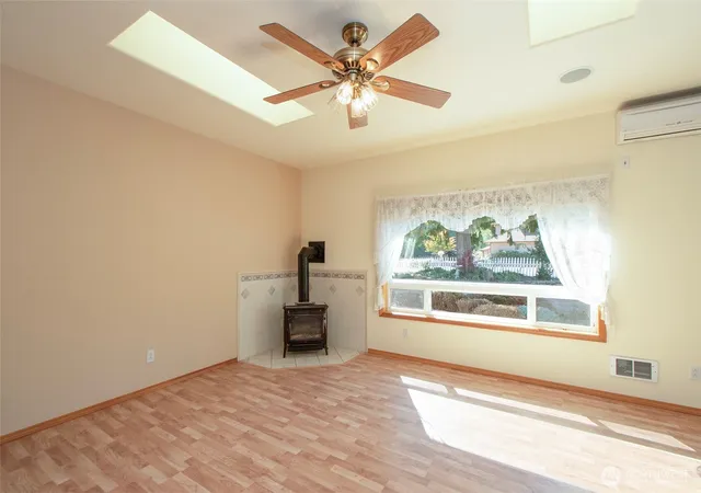 Photo 4 of Single family home for sale at 835 Church Ave, Port Angeles, WA 98362 | MLS# NWM2584287 | Listing updated on 2026-10-02