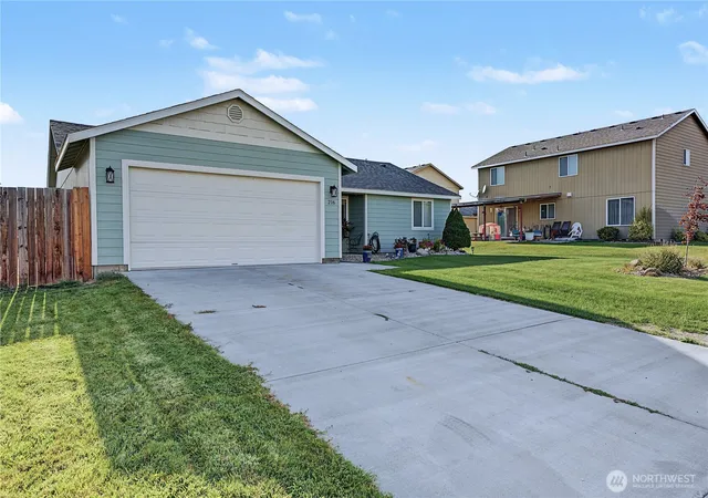 Photo 2 of Single family home for sale at 216 N Tamer Ln, Moses Lake, WA 98837 | MLS# NWM2584288 | Listing updated on 2026-09-24