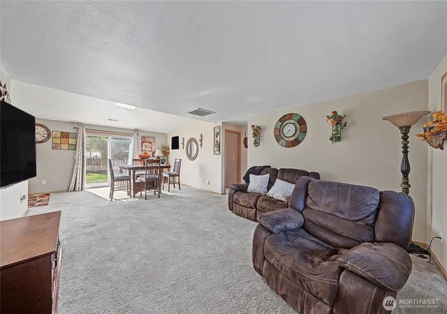 Photo 3 of Single family home for sale at 216 N Tamer Ln, Moses Lake, WA 98837 | MLS# NWM2584288 | Listing updated on 2026-09-24
