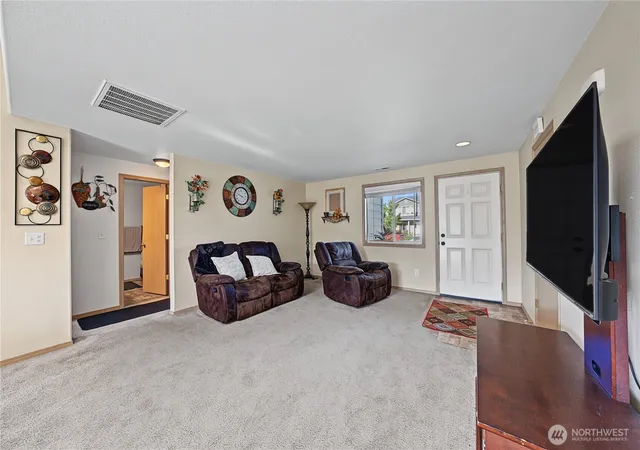 Photo 3 of Single family home for sale at 216 N Tamer Ln, Moses Lake, WA 98837 | MLS# NWM2584288 | Listing updated on 2026-09-24
