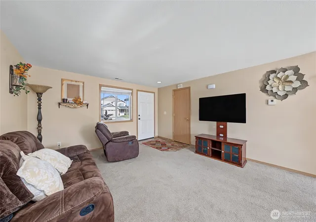 Photo 4 of Single family home for sale at 216 N Tamer Ln, Moses Lake, WA 98837 | MLS# NWM2584288 | Listing updated on 2026-09-24