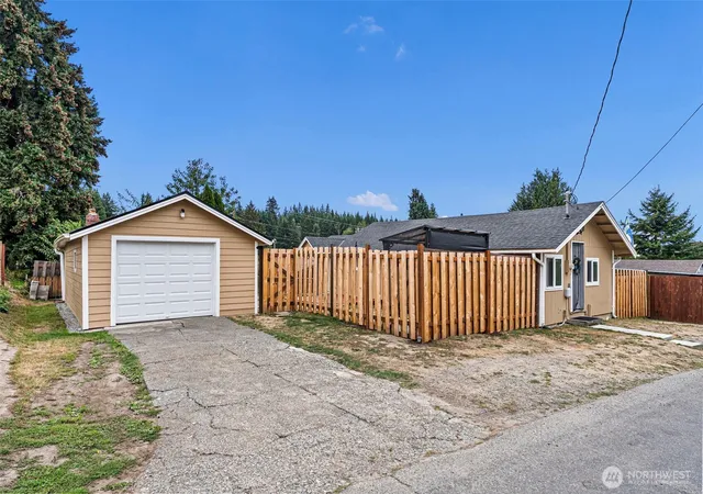 Photo 1 of Sale Pending at 3018 Hollywood Ave Ne, Bremerton, WA 98310 | MLS# NWM2584301 | Listing updated on 2026-09-29