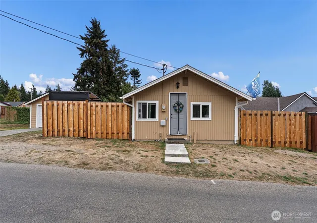Photo 2 of Sale Pending at 3018 Hollywood Ave Ne, Bremerton, WA 98310 | MLS# NWM2584301 | Listing updated on 2026-09-29