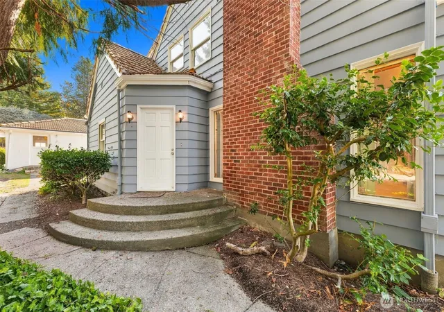 Photo 4 of Single family home for sale at 912 S Magnolia Ln, Tacoma, WA 98465 | MLS# NWM2584302 | Listing updated on 2026-09-30