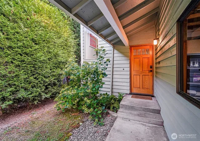 Photo 2 of Single family home for sale at 811 Ne 57th Street, Seattle, WA 98105 | MLS# NWM2584318 | Listing updated on 2026-09-25
