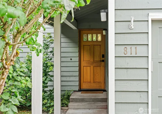 Photo 3 of Single family home for sale at 811 Ne 57th Street, Seattle, WA 98105 | MLS# NWM2584318 | Listing updated on 2026-09-25