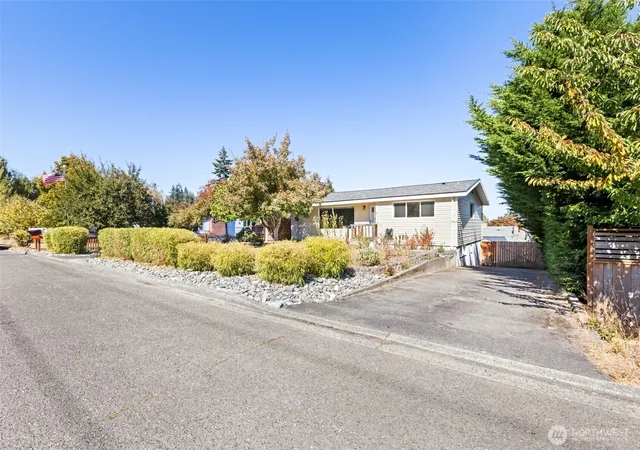 Photo 3 of Single family home for sale at 213 W Park Ave, Port Angeles, WA 98362 | MLS# NWM2584322 | Listing updated on 2026-09-23