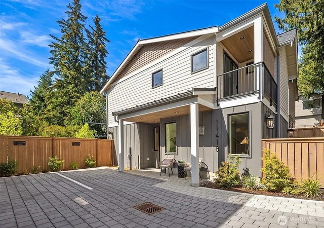 Townhouse for sale at 11418 NE 90th Street, Kirkland, WA 98033 | MLS# NWM2584328