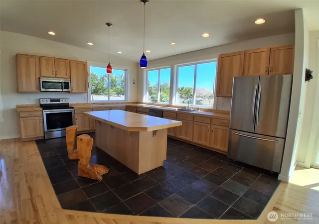 Photo 3 of Single family home for sale at 791 N 9th Street, Selah, WA 98942 | MLS# NWM2584335 | Listing updated on 2026-09-30