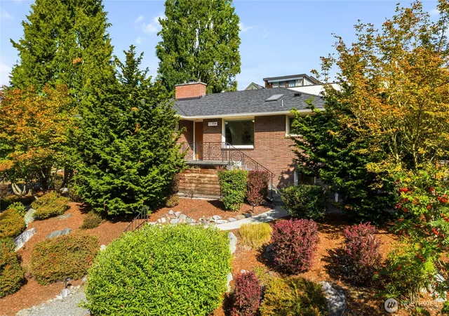 Photo 2 of Single family home for sale at 11704 Palatine Ave N, Seattle, WA 98133 | MLS# NWM2584346 | Listing updated on 2026-09-30