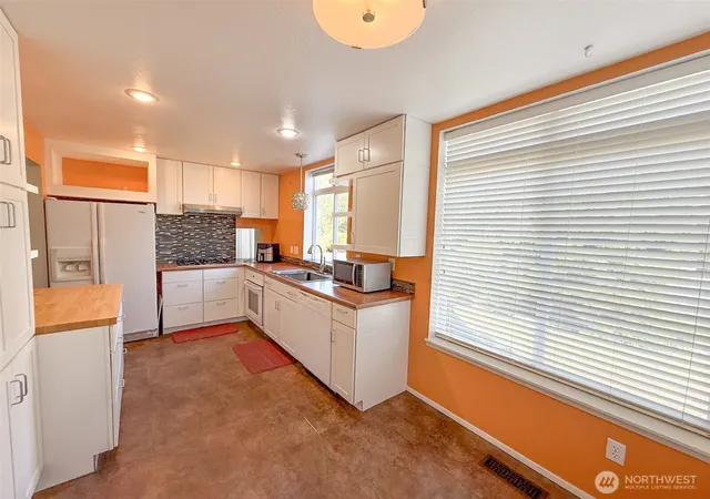Photo 4 of Condo for sale at 2700 Old Fairhaven Pkwy #1D, Bellingham, WA 98225 | MLS# NWM2584361 | Listing updated on 2026-09-30