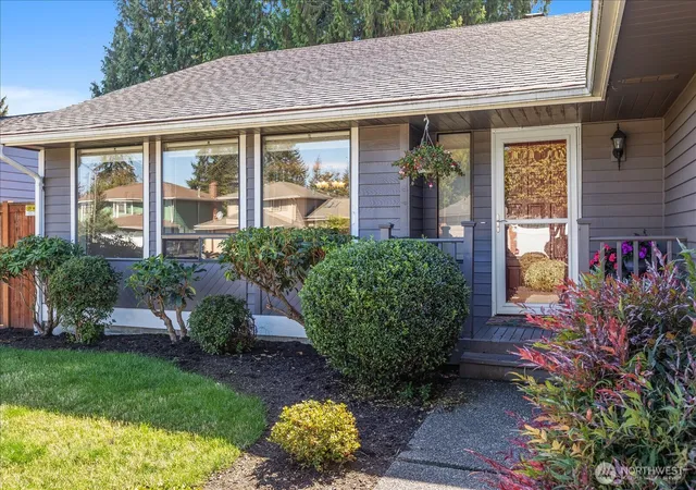 Photo 3 of Sale Pending at 722 89th Street Se, Everett, WA 98208 | MLS# NWM2584364 | Listing updated on 2026-09-28