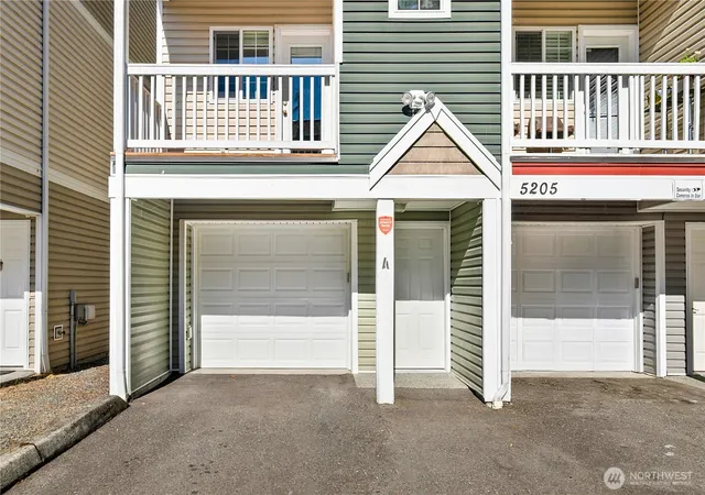 Photo 2 of Townhouse for sale at 5205 Solberg Dr Sw #A, Lakewood, WA 98499 | MLS# NWM2584458 | Listing updated on 2026-09-21
