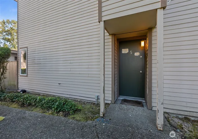 Photo 3 of Townhouse for sale at 20819 114th Place Se #5, Kent, WA 98031 | MLS# NWM2584464 | Listing updated on 2026-09-30