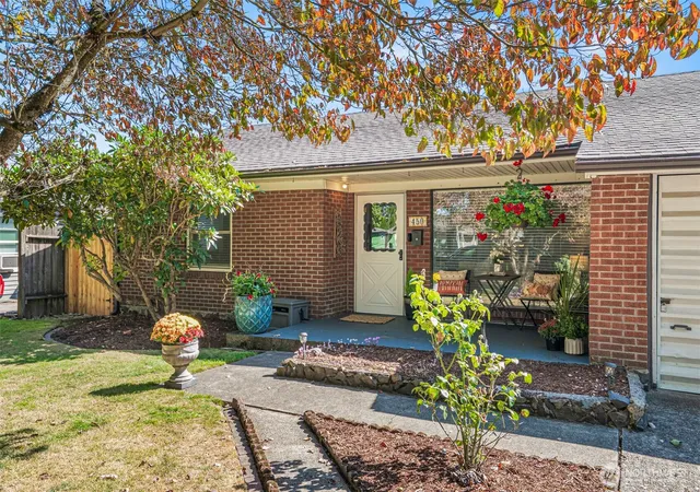 Photo 2 of Sale Pending at 450 26th Avenue, Longview, WA 98632 | MLS# NWM2584481 | Listing updated on 2026-09-26