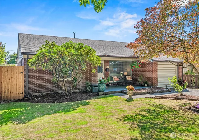Photo 3 of Sale Pending at 450 26th Avenue, Longview, WA 98632 | MLS# NWM2584481 | Listing updated on 2026-09-26