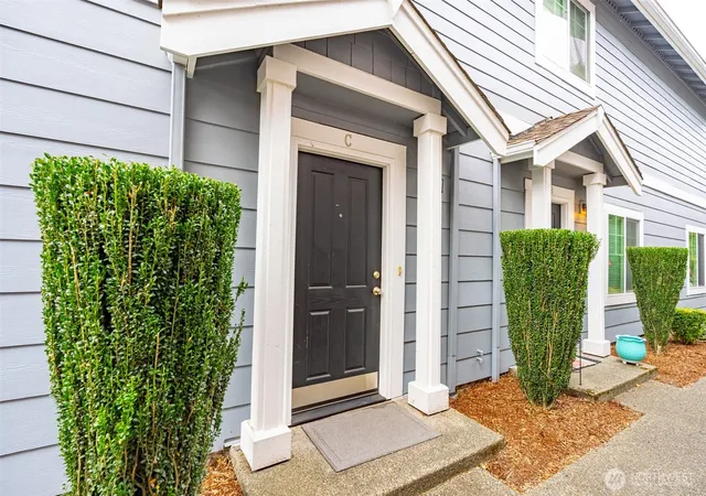 Photo 4 of Condo for sale at 6052 Illinois Ln SE #C, Lacey, WA 98513 | MLS# NWM2584506 | Listing updated on 2026-09-24