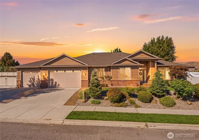 Photo 1 of Single family home for sale at 374 Laurie Dr, Wenatchee, WA 98801 | MLS# NWM2584519 | Listing updated on 2026-09-25